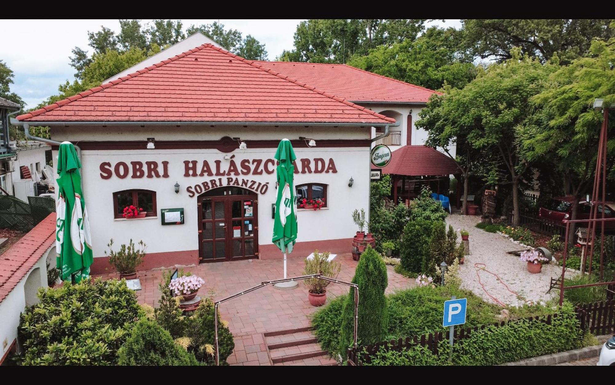 Sobri Halaszcsarda Es Panzio Baja Ngoại thất bức ảnh